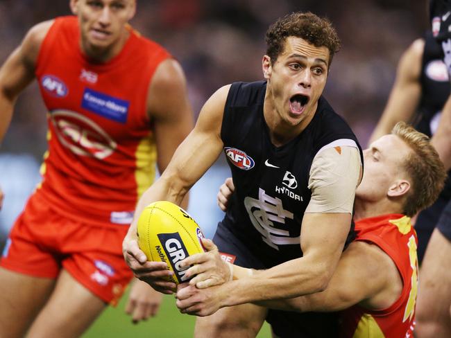 MELBOURNE, AUSTRALIA - JULY 20: Ed Curnow of the Blues looks upfield during the round 18 AFL match between the Carlton Blues and the Gold Coast Suns at Marvel Stadium on July 20, 2019 in Melbourne, Australia. (Photo by Michael Dodge/Getty Images)