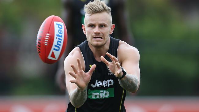 Brandon Ellis attacks the footy. Picture: Michael Klein