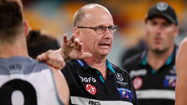 Hinkley addresses his players during their Round 18 clash with the Magpies. Picture: Michael Willson (Getty).