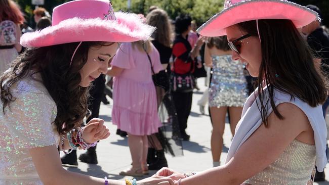 The ‘Taylor-gating’ trend has led to thousands of fans standing outside Swift’s sold-out show, despite missing out on tickets. Picture: NCA NewsWire/ Valeriu Campan