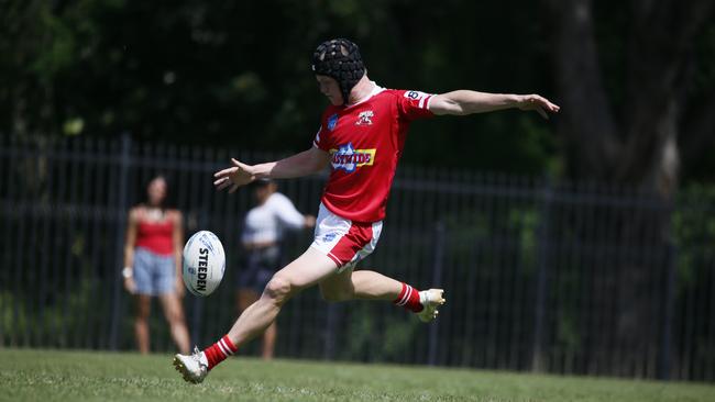 Kicking for glory. Picture: Warren Gannon Photography