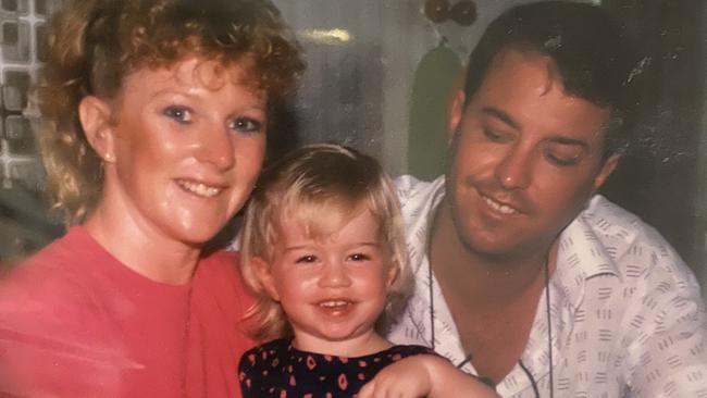 Alex with her mother Lynne and father Rick in 1989.