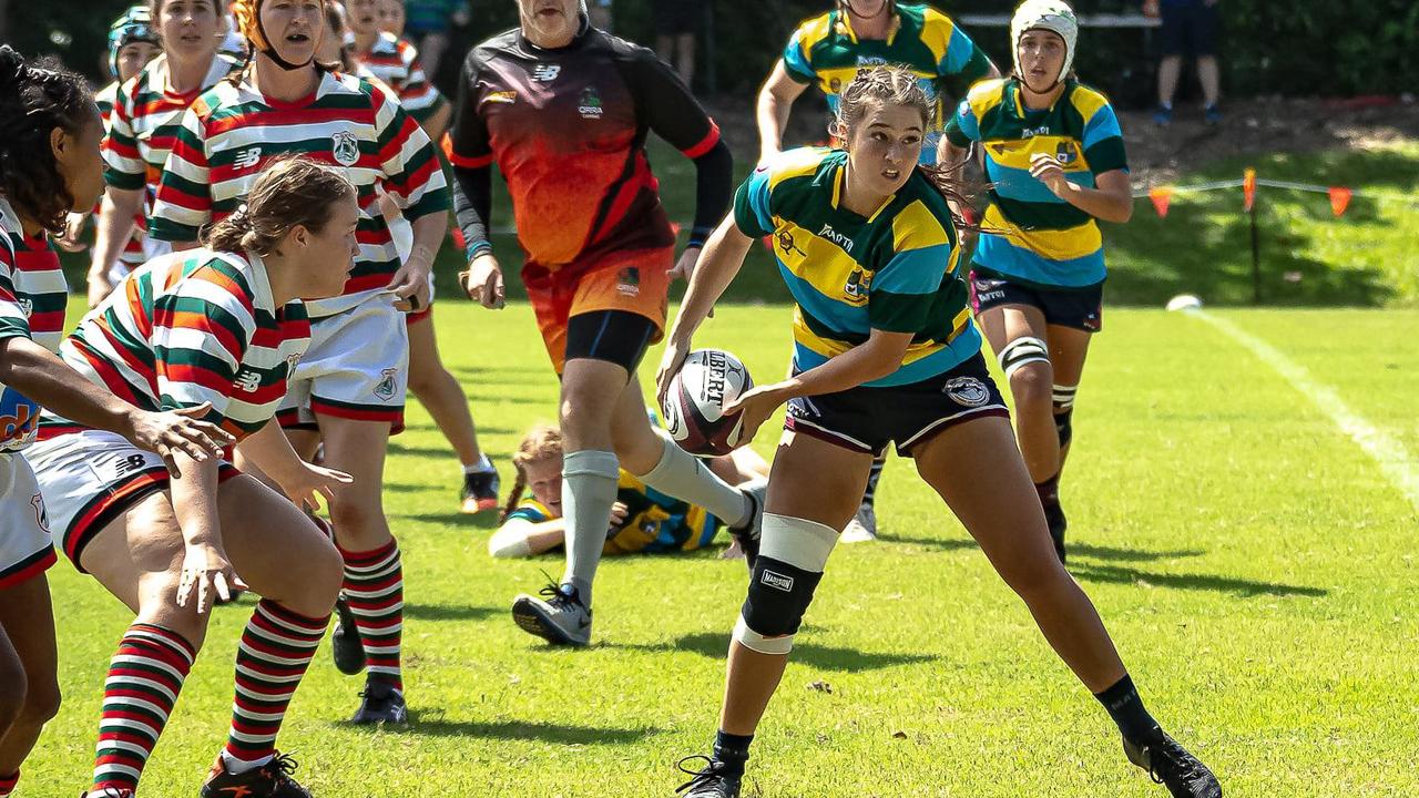 Naomi Tomlinson drawing the defence in and looking to pass. Picture: Chris Lodge