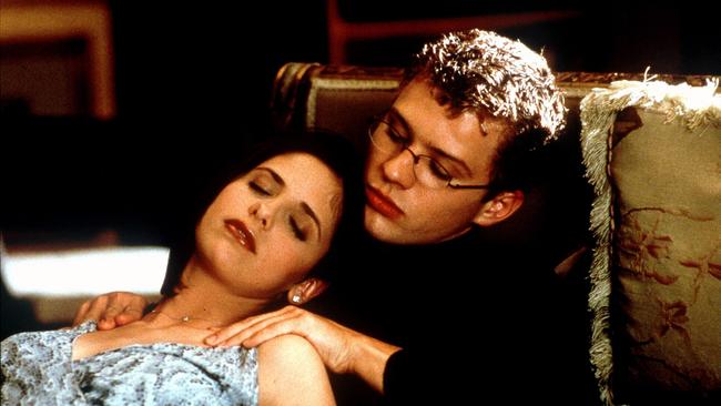 Actor Ryan Phillippe (r) with Sarah Michelle Gellar in scene from film 
