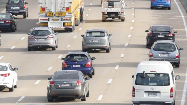 School Holiday Traffic: Pacific Highway Southbound At Byron Bay Delays ...