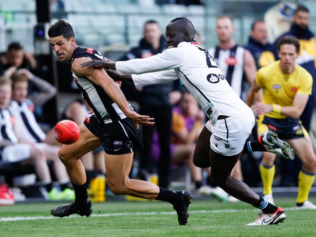 MELBOURNE, AUSTRALIA - APRIL 20: Scott Pendlebury of the Magpies and Aliir Aliir of the Power compete for the ball during the 2024 AFL Round 06 match between the Collingwood Magpies and the Port Adelaide Power at the Melbourne Cricket Ground on April 20, 2024 in Melbourne, Australia. (Photo by Dylan Burns/AFL Photos via Getty Images)