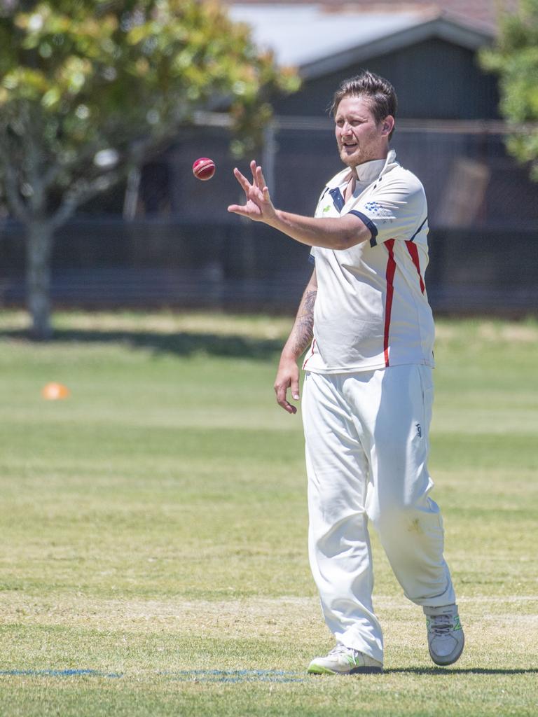 Lachlan Gersch bowls for Met Easts. Western Districts vs Met Easts, reserve grade cricket. Saturday, November 26, 2022. Picture: Nev Madsen.