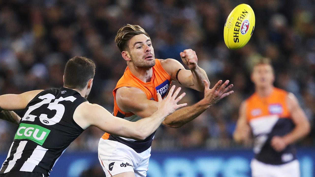 Giants Stephen Coniglio handballs ahead Collingwood's Jack Crisp during AFL Semi Final match between the GWS Giants v Collingwood at the MCG. Picture. Phil Hillyard