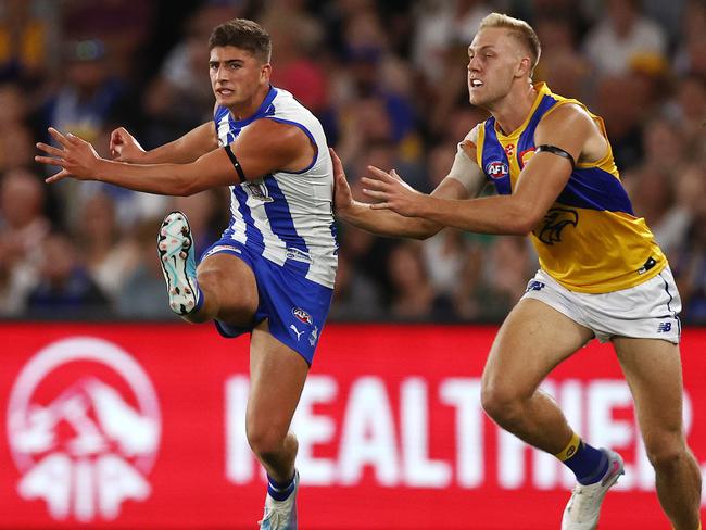 MELBOURNE . 18/03/2023.  AFL Round 1.  North Melbourne vs West Coast Eagles at Marvel Stadium.   Harry Sheezel of the Kangaroos during the 2nd qtr.   . Pic: Michael Klein