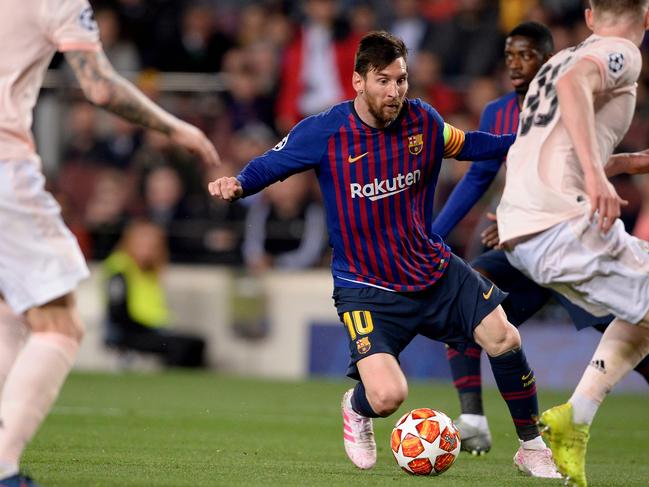 Barcelona's Argentinian forward Lionel Messi (C) controls the ball during the UEFA Champions League quarter-final second leg football match between Barcelona and Manchester United at the Camp Nou stadium in Barcelona on April 16, 2019. (Photo by PAU BARRENA / AFP)