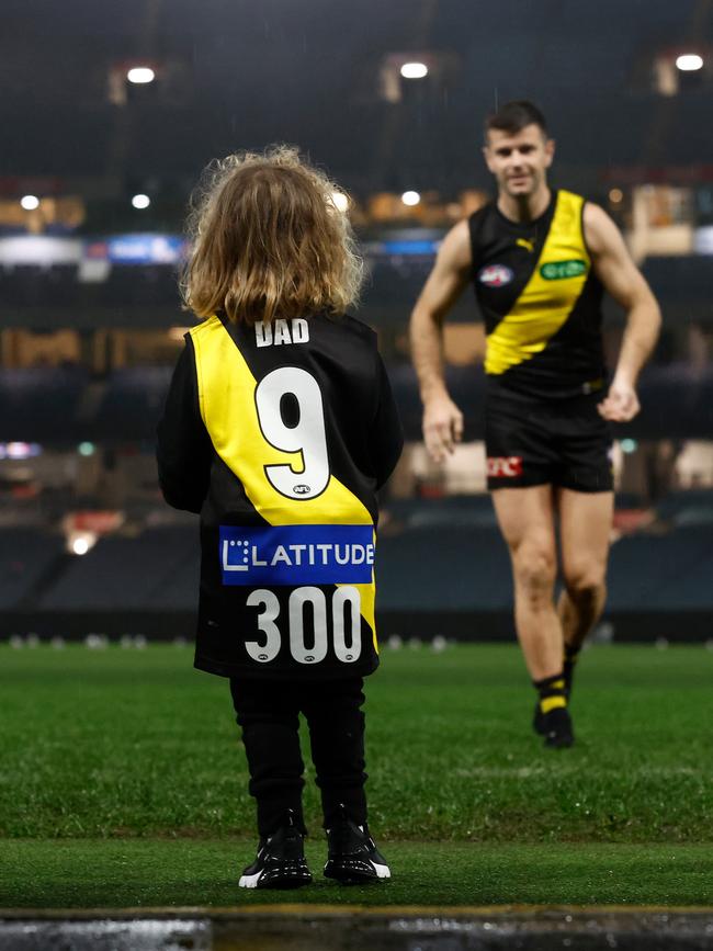 Cotchin runs to his son. Photo by Michael Willson/AFL Photos via Getty Images