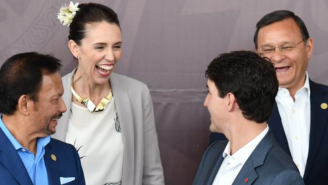 Justin Trudeau (C) shares a laugh with Jacinda Ardern (AAP Image/Mick Tsikas)