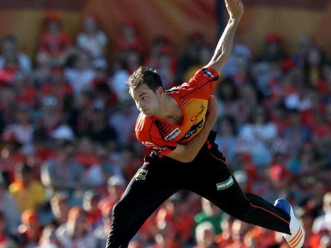 Matthew Kelly of the Scorchers bowls during the Big Bash League (BBL) cricket match between the Perth Scorchers and the Adelaide Strikers at the WACA in Perth, Thursday, January 25, 2018. (AAP Image/Richard Wainwright) NO ARCHIVING, EDITORIAL USE ONLY, IMAGES TO BE USED FOR NEWS REPORTING PURPOSES ONLY, NO COMMERCIAL USE WHATSOEVER, NO USE IN BOOKS WITHOUT PRIOR WRITTEN CONSENT FROM AAP