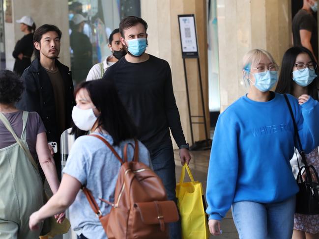 MELBOURNE, AUSTRALIA - NewsWire Photos, DECEMBER 23, 2021. People are seen wearing masks in the Bourke Street mall ahead of government orders to reintroduce the wearing of face masks inside as COVID numbers grow. Picture: NCA NewsWire / David Crosling