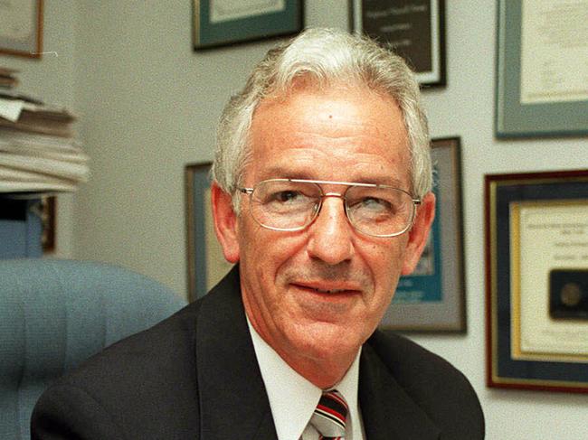 25 Jan 2001 TOP AUSTRALIA DAY  HONOUR of AC to Professor RUSSELL STRONG picPETER/BULL  headshot awards