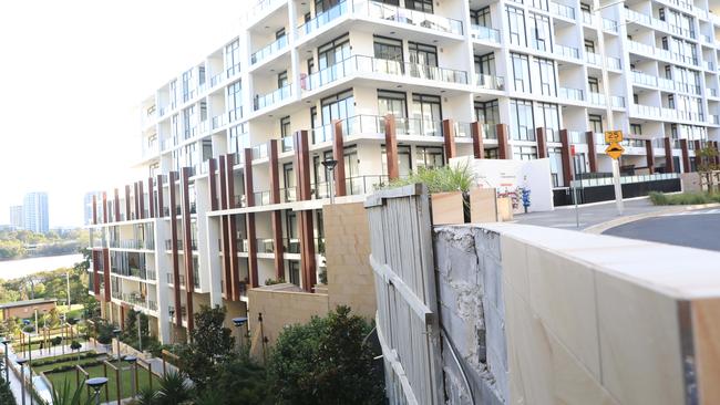 The wall which apartment owner Rod Jackson claims is at risk of collapse. Picture: Christian Gilles