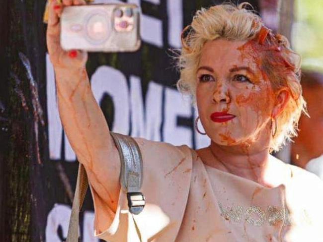 British activist Kellie-Jay Keen-Minshull aka Posie Parker takes a picture after being covered in tomato soup by by trans-rights supporters at Albert Park where she was holding a rally. 25 March 2023 Source: Twitter