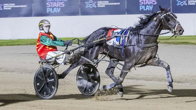 Race 6: Melton Park, Friday 11-4-2025 Nutrien Equine Classic Race Series 4 (2yo Colts & Geldings) Final (Listed Classic)(No Nr.) Winner: Kitzbuhel Delight (10) Trainer: Andy Gath; Driver: Jordan Leedham Race Distance: 2,240 metres, Mile Rate: 1.56.3 photography: Stuart McCormick