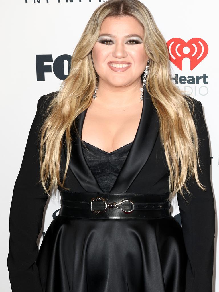 How Did Kelly Clarkson Lose Weight? Secrets Behind the Singer's Body  Transformation