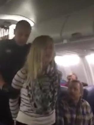 Delta: Passengers applaud as violent couple kicked off flight | VIDEO ...