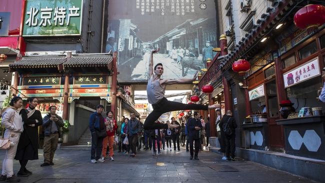 The Australian Ballet’s principal artist Brett Chynoweth entertains onlookers in Beijing.