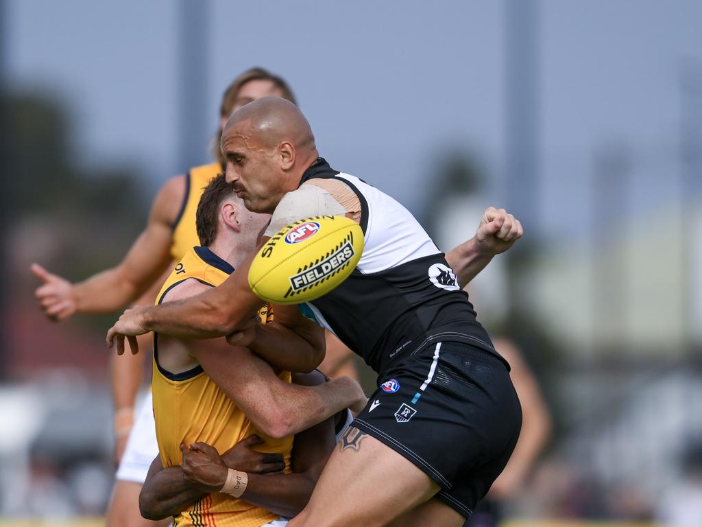 Sam Powell-Pepper collects Mark Keane high. Picture: Mark Brake/Getty Images