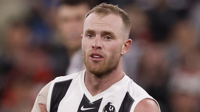 MELBOURNE, AUSTRALIA - MARCH 21: Tom Mitchell of the Magpies runs with the ball during the round two AFL match between St Kilda Saints and Collingwood Magpies at Melbourne Cricket Ground, on March 21, 2024, in Melbourne, Australia. (Photo by Darrian Traynor/Getty Images)