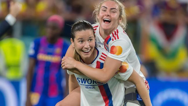 Damaris Egurrola of Olympique Lyon and Ellie Carpenter.