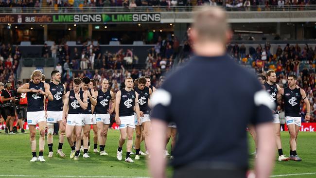 Voss watches his team trudge off the ground. Picture: Getty Images