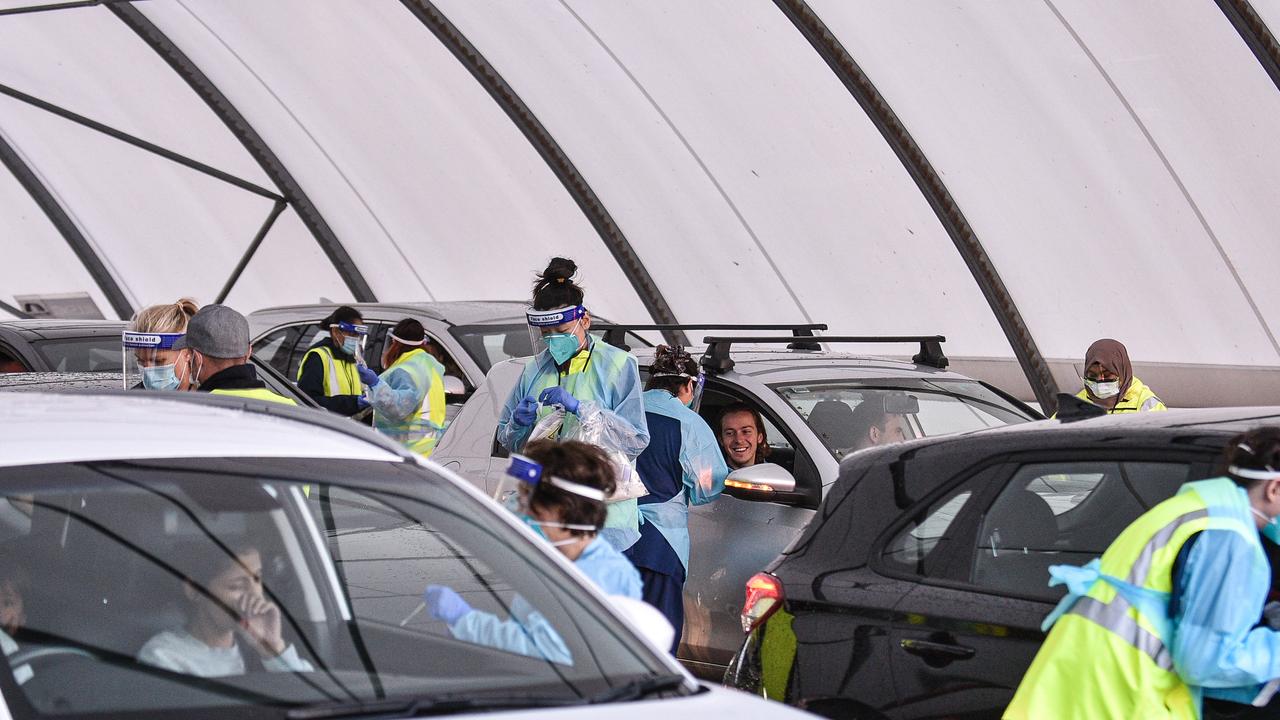 Cars line up for Covid testing at Bondi as the cluster grows to 21. Picture: Flavio Brancaleone / NCA NewsWire