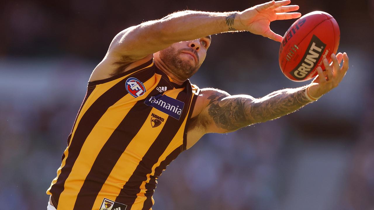 Jarman Impey stretches for the ball during the second term. Picture: Michael Klein