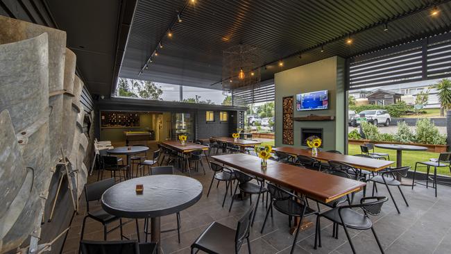 The outdoor dining area of The Roadvale Hotel at Roadvale.