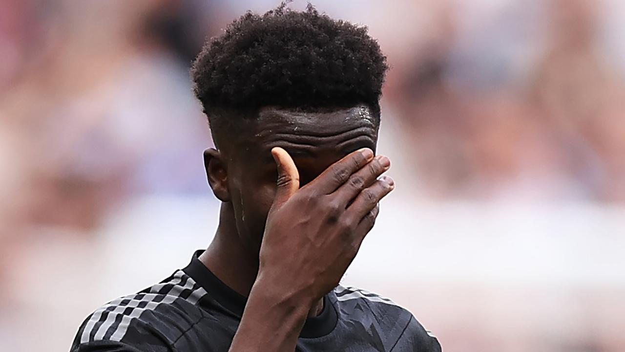LONDON, ENGLAND - APRIL 16: Bukayo Saka of Arsenal looks dejected during the Premier League match between West Ham United and Arsenal FC at London Stadium on April 16, 2023 in London, England. (Photo by Alex Pantling/Getty Images)