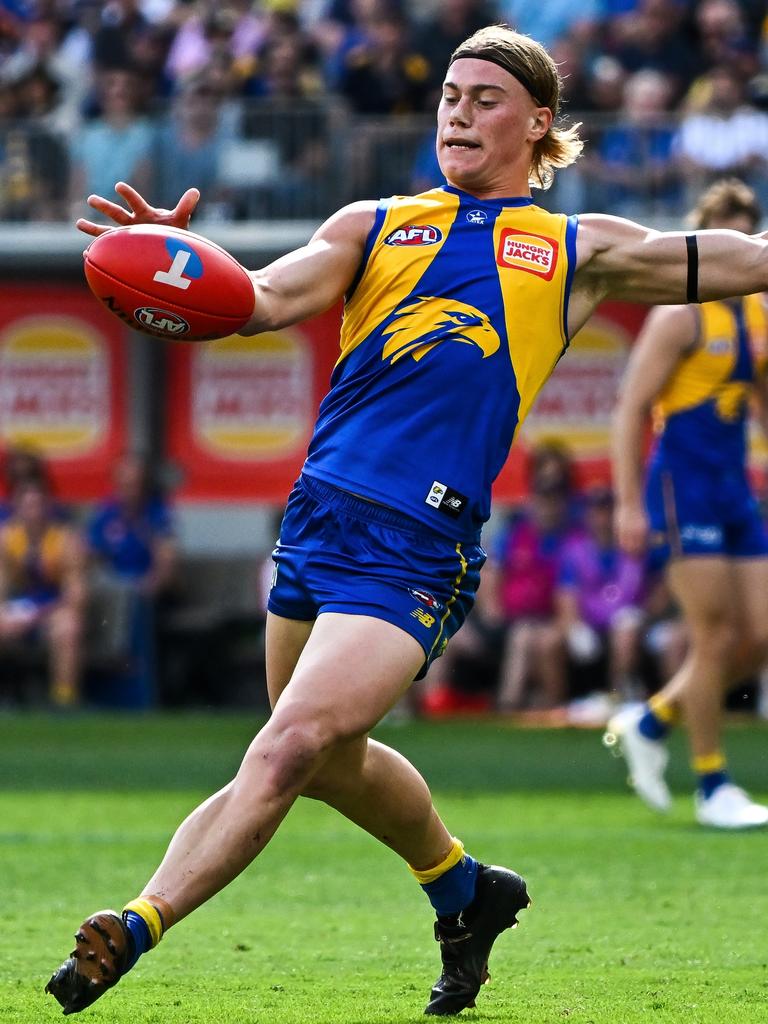 Reid snaps a goal in the first quarter. (Photo by Daniel Carson/AFL Photos via Getty Images)