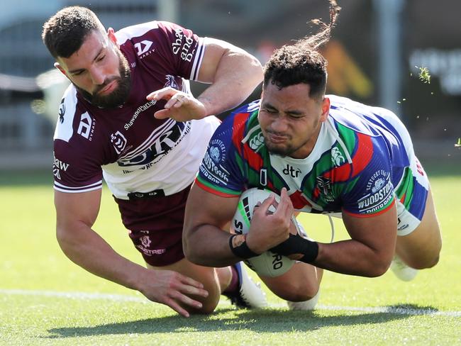 Eliesa Katoa of the Warriors beats Abbas Miski of the Sea Eagles to score a try. Picture: Matt King/Getty Images