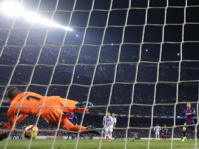 FC Barcelona's Lionel Messi fails to score a penalty spot during the Spanish La Liga soccer match between FC Barcelona and Valladolid at the Camp Nou stadium in Barcelona, Spain, Saturday, Feb. 16, 2019. (AP Photo/Manu Fernandez)
