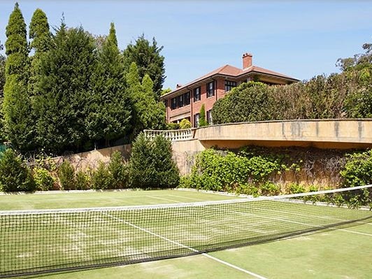 The luxurious Georgian mansion Barford Estate is at the centre of a legal battle between a millionaire developer and an elite private school.