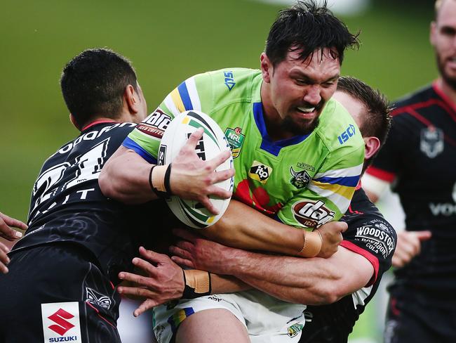 AUCKLAND, NEW ZEALAND - AUGUST 13: Jordan Rapana of the Raiders on the charge against Mafoa'aeata Hingano of the Warriors during the round 23 NRL match between the New Zealand Warriors and the Canberra Raiders at Mt Smart Stadium on August 13, 2017 in Auckland, New Zealand.  (Photo by Anthony Au-Yeung/Getty Images)