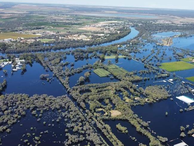 Local community Facebook Photos of the Murray river in flood.