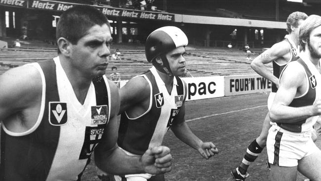 St Kilda’s Robert Muir, left, runs onto the field in 1984