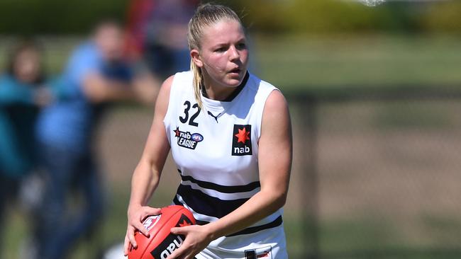 Ashleigh Snow of the Knights is seen in action during the girls NAB League match between the Northern Knights and Calder Cannons in Bundorra, Saturday, February 28, 2020. (Photo/Julian Smith)