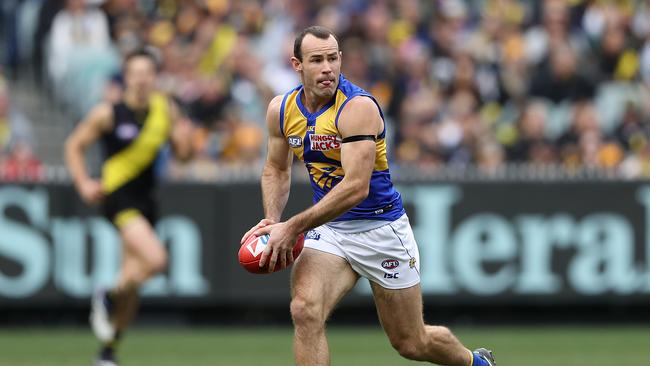 MELBOURNE, AUSTRALIA - AUGUST 18: Shannon Hurn of the Eagles runs with the ball during the round 22 AFL match between the Richmond Tigers and the West Coast Eagles at the Melbourne Cricket Ground on August 18, 2019 in Melbourne, Australia. (Photo by Robert Cianflone/Getty Images)