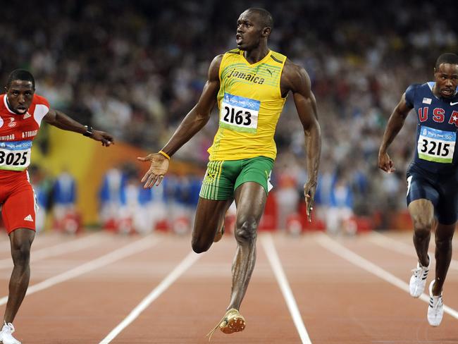 Bolt breaks the world record and records 9.69 secs, crossing the line wi9th his shoelace undone.