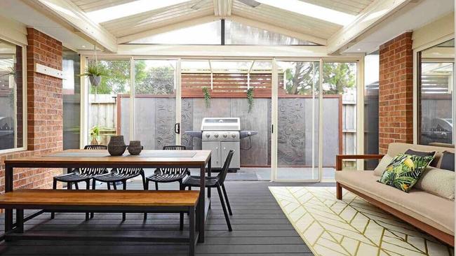 Outdoor dining in Rosebud. Photo: Stayz