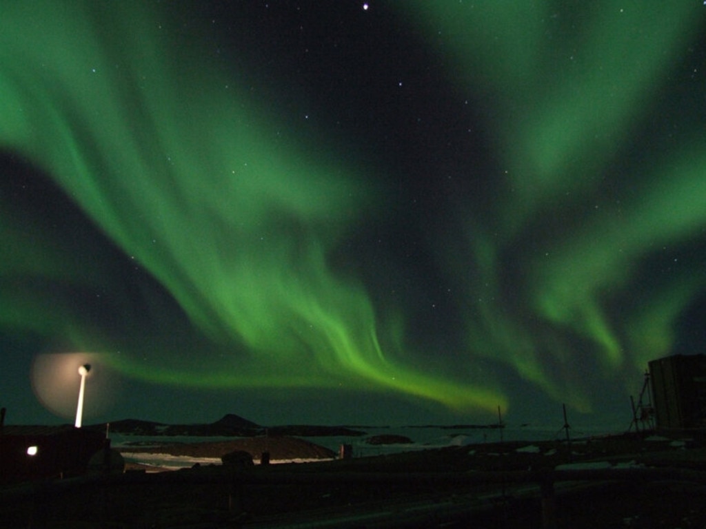 Aurora Australis lights up Victorian skies in rare display that