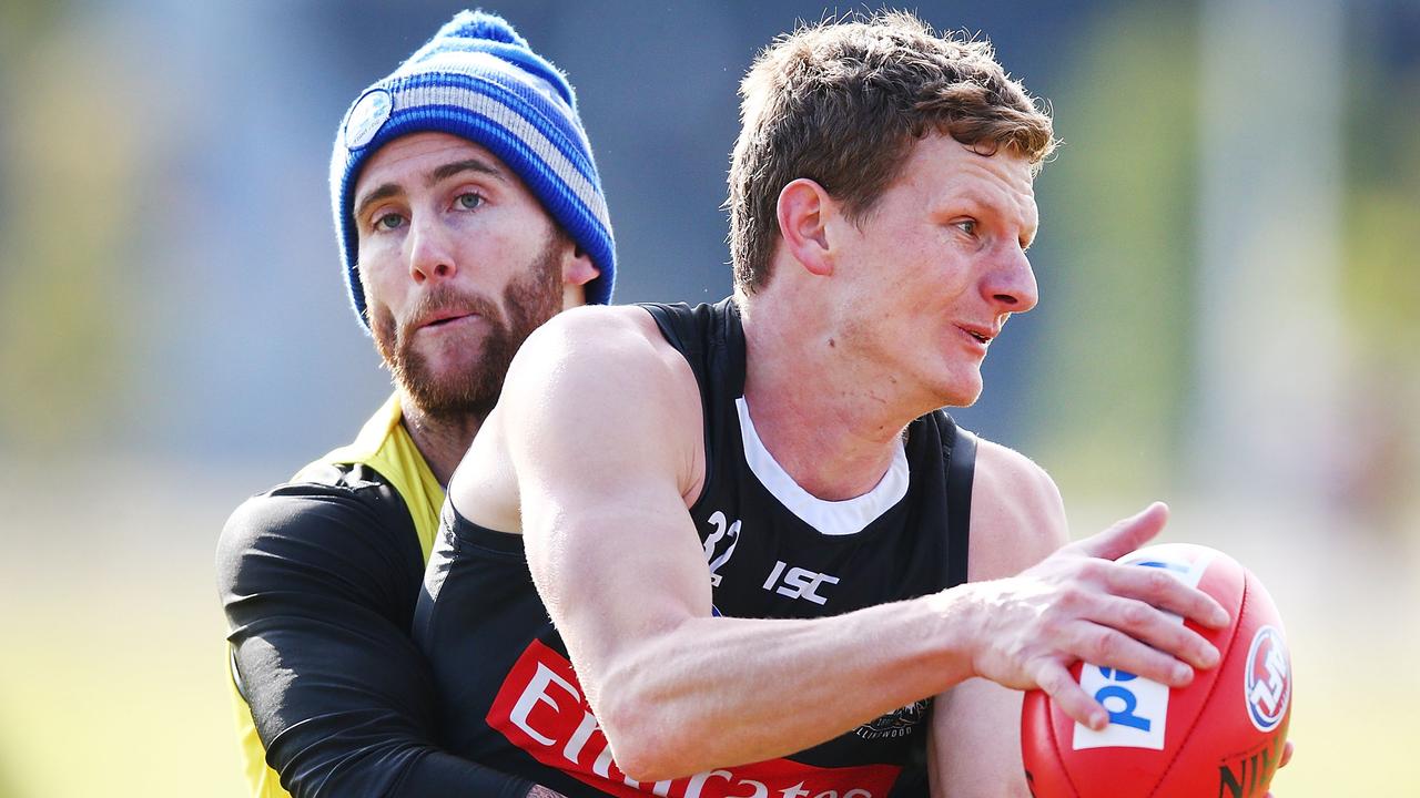 Collingwood veterans Jeremy Howe (left) and Will Hoskin-Elliott (right) are yet to recommit to the Magpies beyond 2024. Picture: Michael Dodge / Getty Images