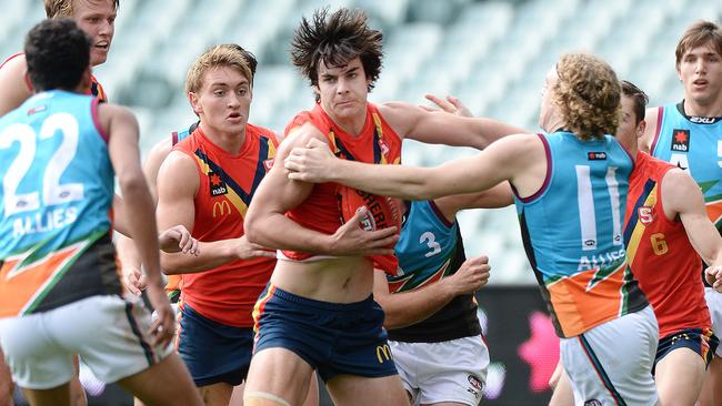 Darcy Fogarty barges through a pack. Picture: Roger Wyman