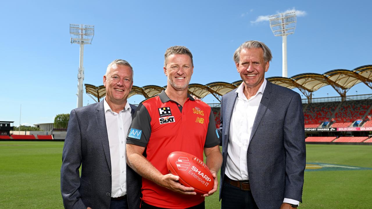 Damien Hardwick poses with chief executive Mark Evans (left) and chairman Bob East after his press conference on Monday. (Photo by Bradley Kanaris/Getty Images)