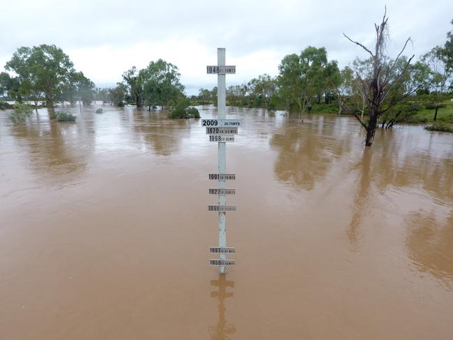 The flood marker on the Sellheim side of the Burdekin bridge shows the water level of the Burdekin River just below the 1950 level of 17.68m during the February 2019 flood. Picture: LUKE SCHOUTEN