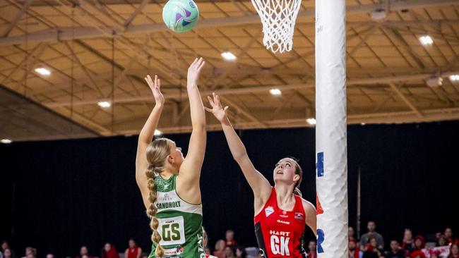 HART Sapphire Series grand final, Jets v Cougars 2023. Elsa sif Sandholt (green) and Lillyana Rennie (red)